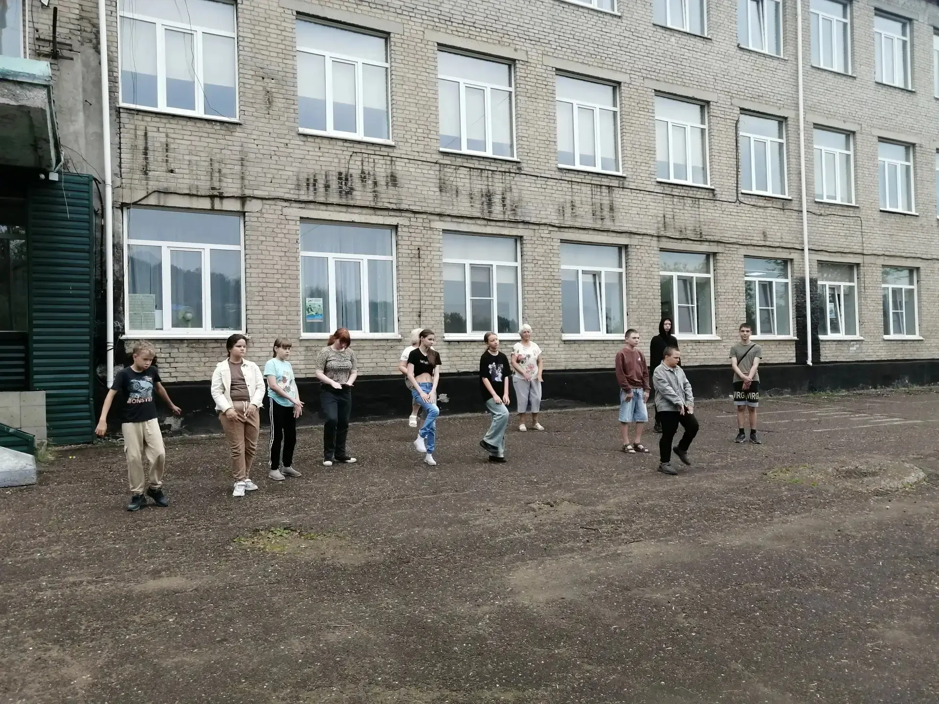 Сегодня праздник - День России!!! Сегодня для детей в пришкольном лагере педагоги организовали игров