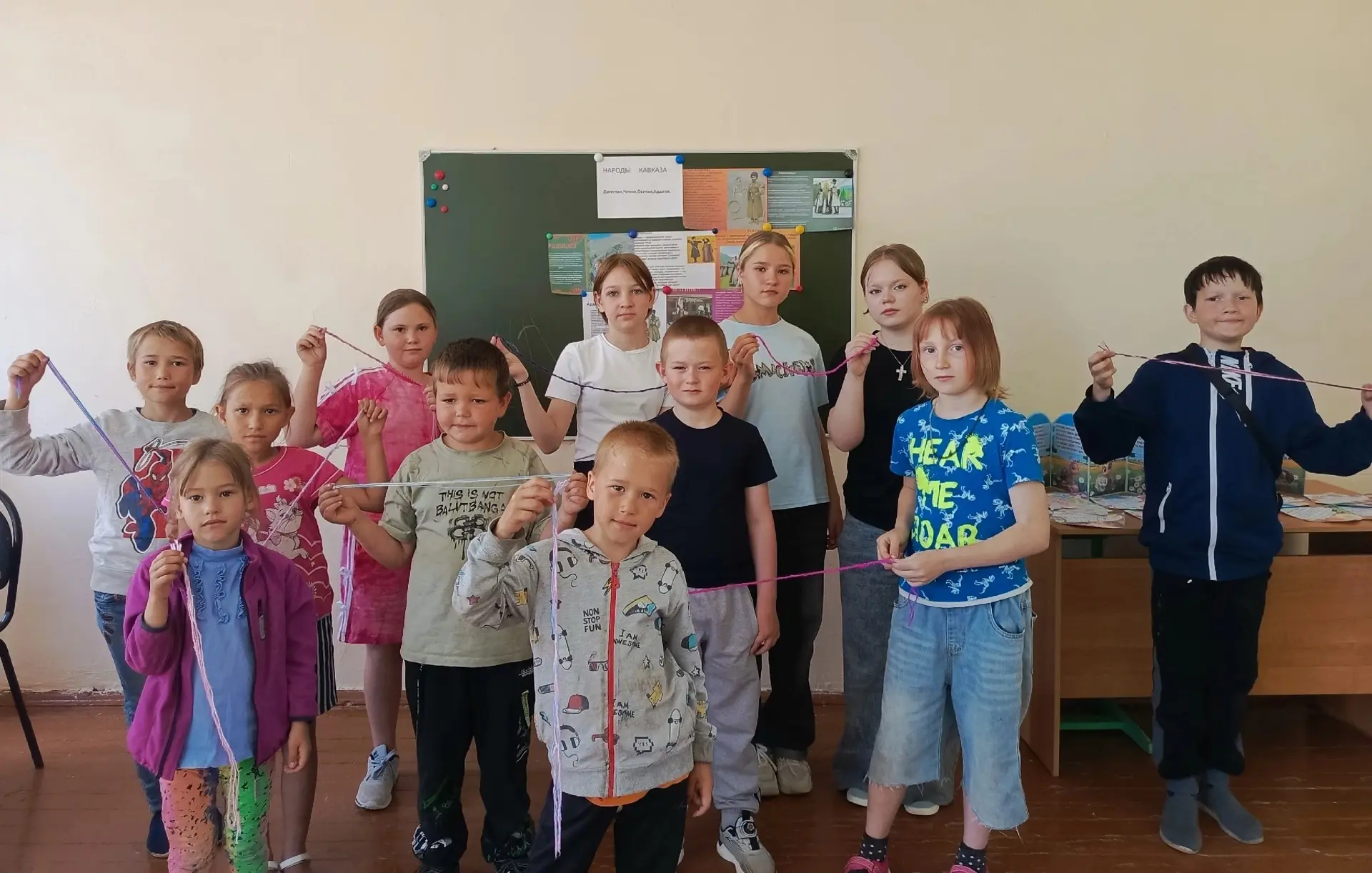 Четвёртый день в школьном 
лагере прошел под девизом «Кавказ — земля героев». Он начался традиционно