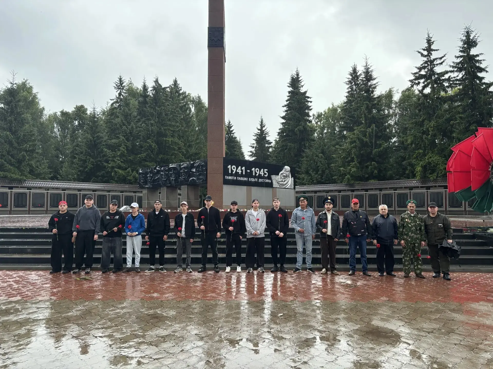 В День памяти и скорби бугульминские призывники перед отправкой возложили цветы к Вечному огню.

Сег