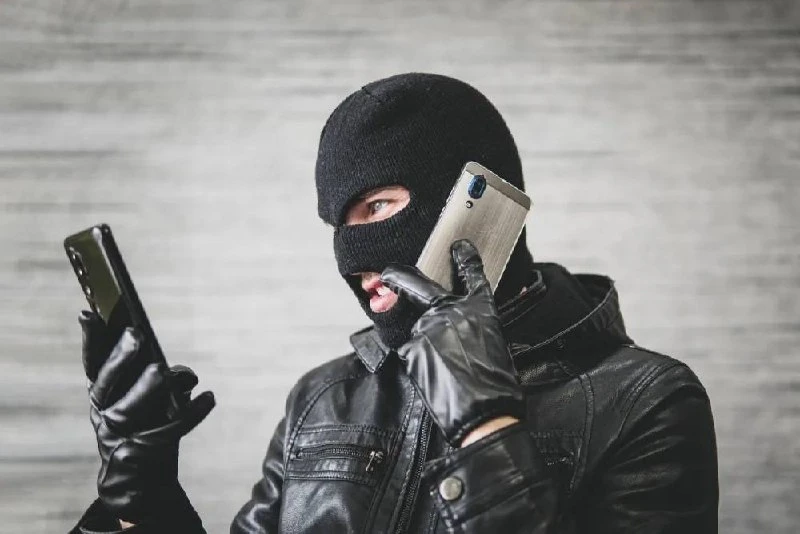 В Павловском округе мошенники развели инвалида 3 группы на 5 миллионов рублей

Аферисты, представляя