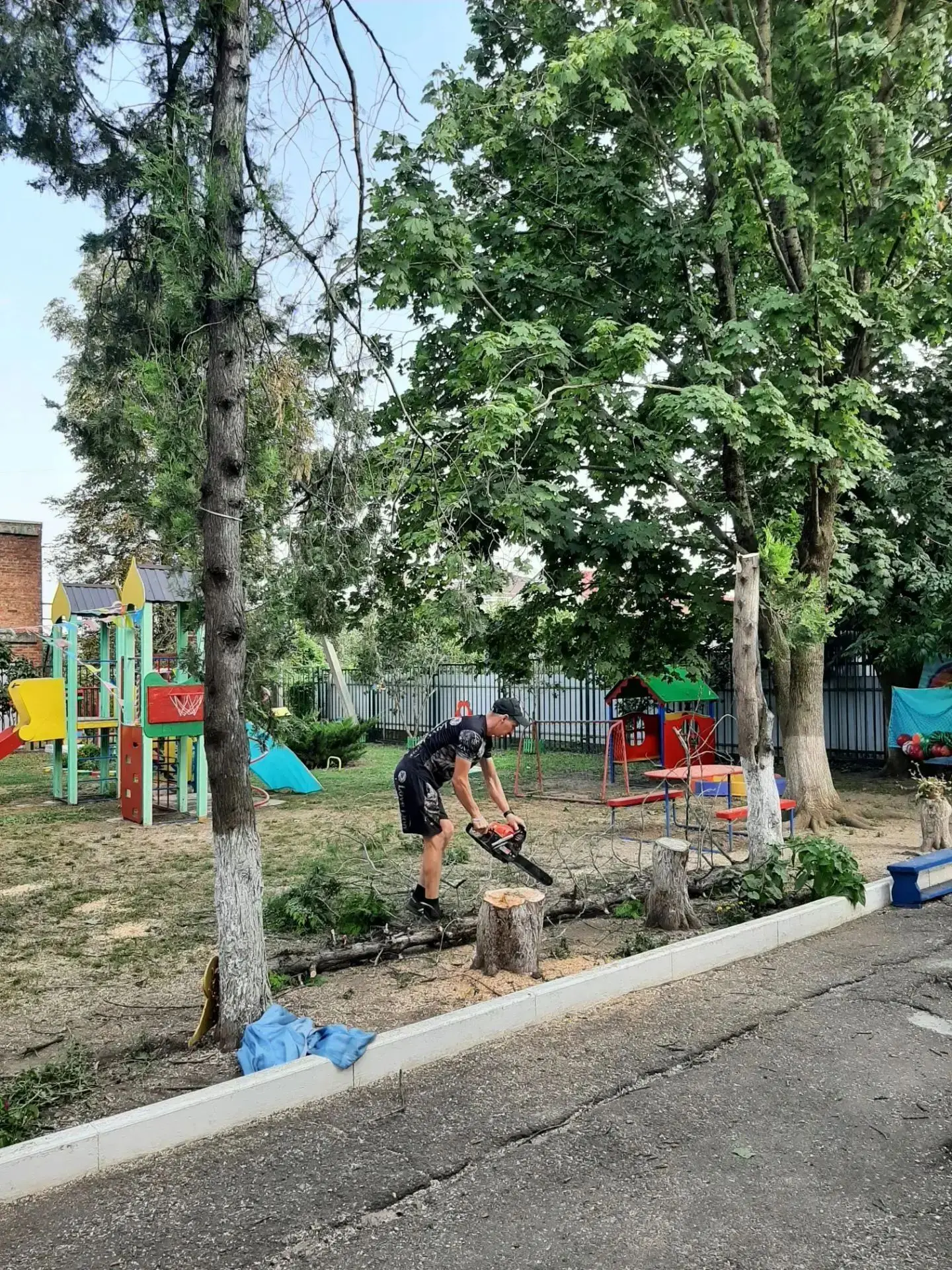 24 июля 2026 г был произведен спил сухих веток с деревьев. Проделана большая работа.

Выражаем благо