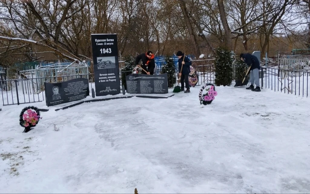🙏На этой неделе Тимуровский отряд Нижнесмородинской школы очистил от снега и навёл порядок на братс