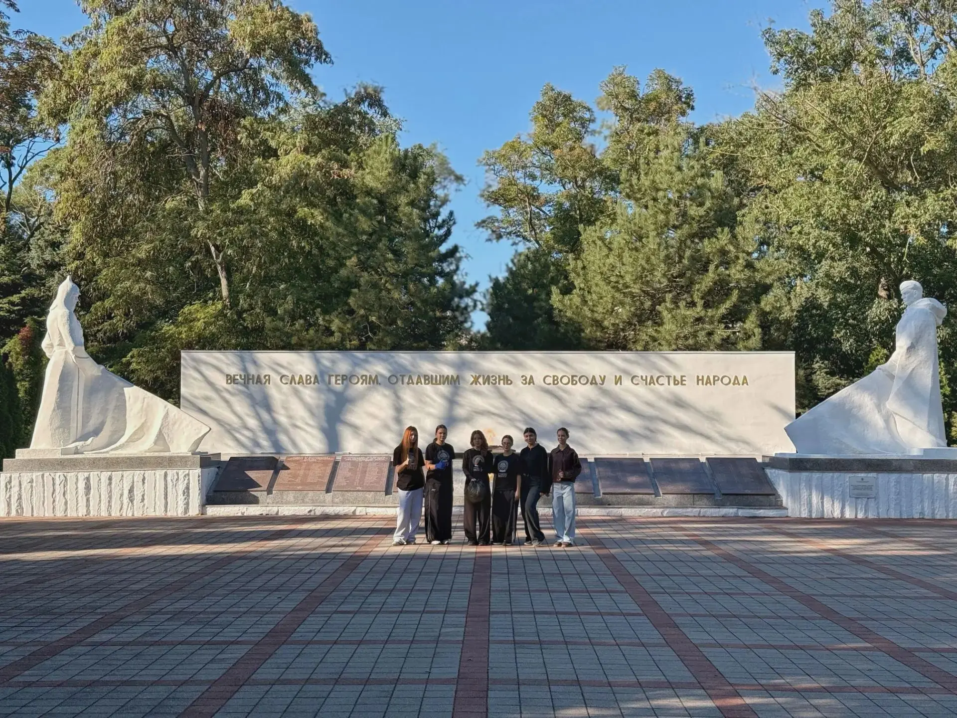 ✅Волонтёры социального проекта «Мы — Россия! Мы — Семья!» провели уборку в сквере Боево...