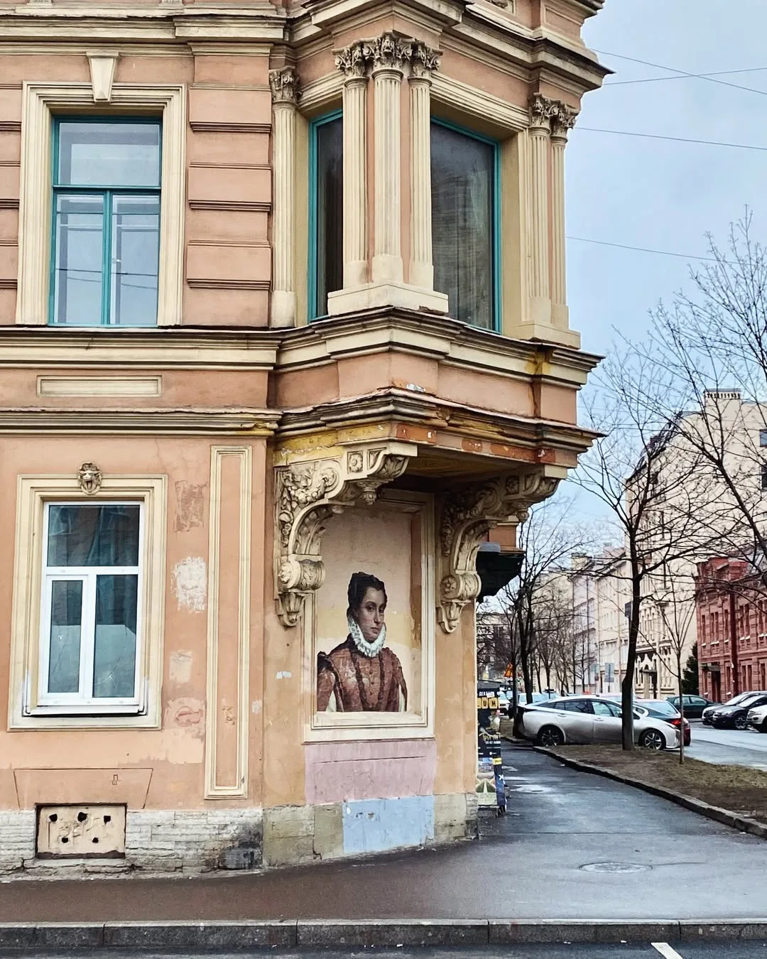 Сегодня #вдохновляемся работами художницы из Санкт-Петербурга Ульяны Полоз.

Она превращает двери, с