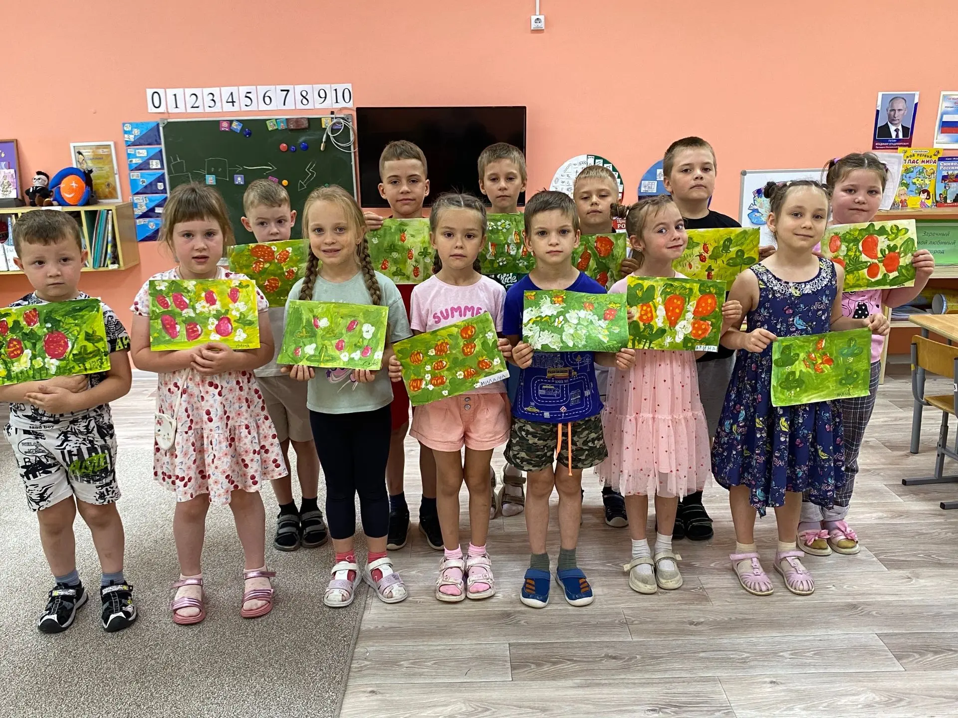 🍓 🍓  🍓 
Клубничные поля в альбоме: как дошколята рисовали лето гуашью.

🌞 В разгар лета, когда з