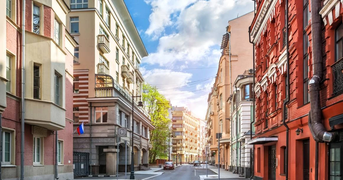 ℹ️ Рекорд на Патриках: квартир в продаже стало в 4 раза больше, а за «квадрат» просят 4 миллиона руб