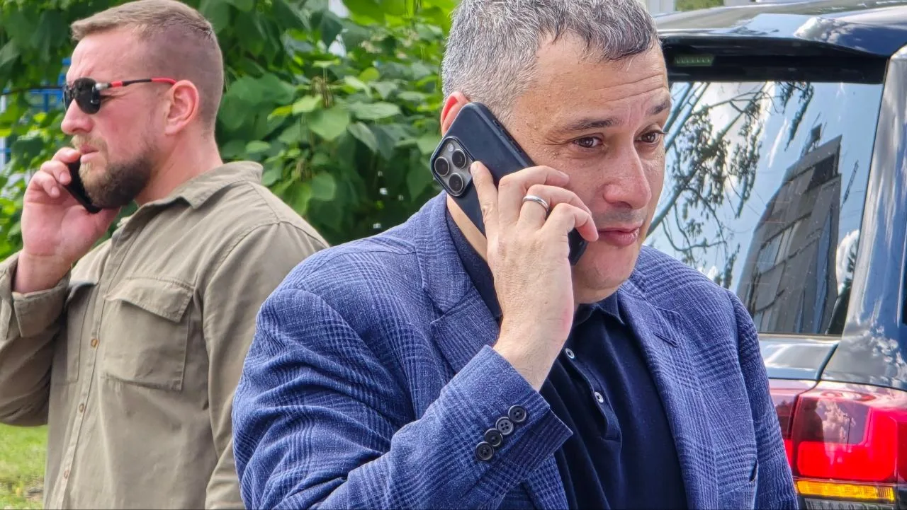 Александр Хинштейн рассказал, что в ходе реабилитации уже ходит без трости и пообещал в...