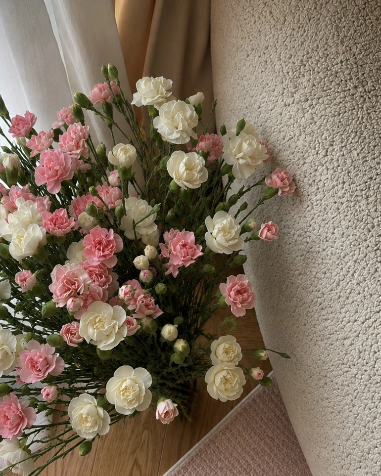 Охапка нежных кустовых диантусов — 3.015₽ 🌸

Пушистые, воздушные, в оттенках розового и сливочного 