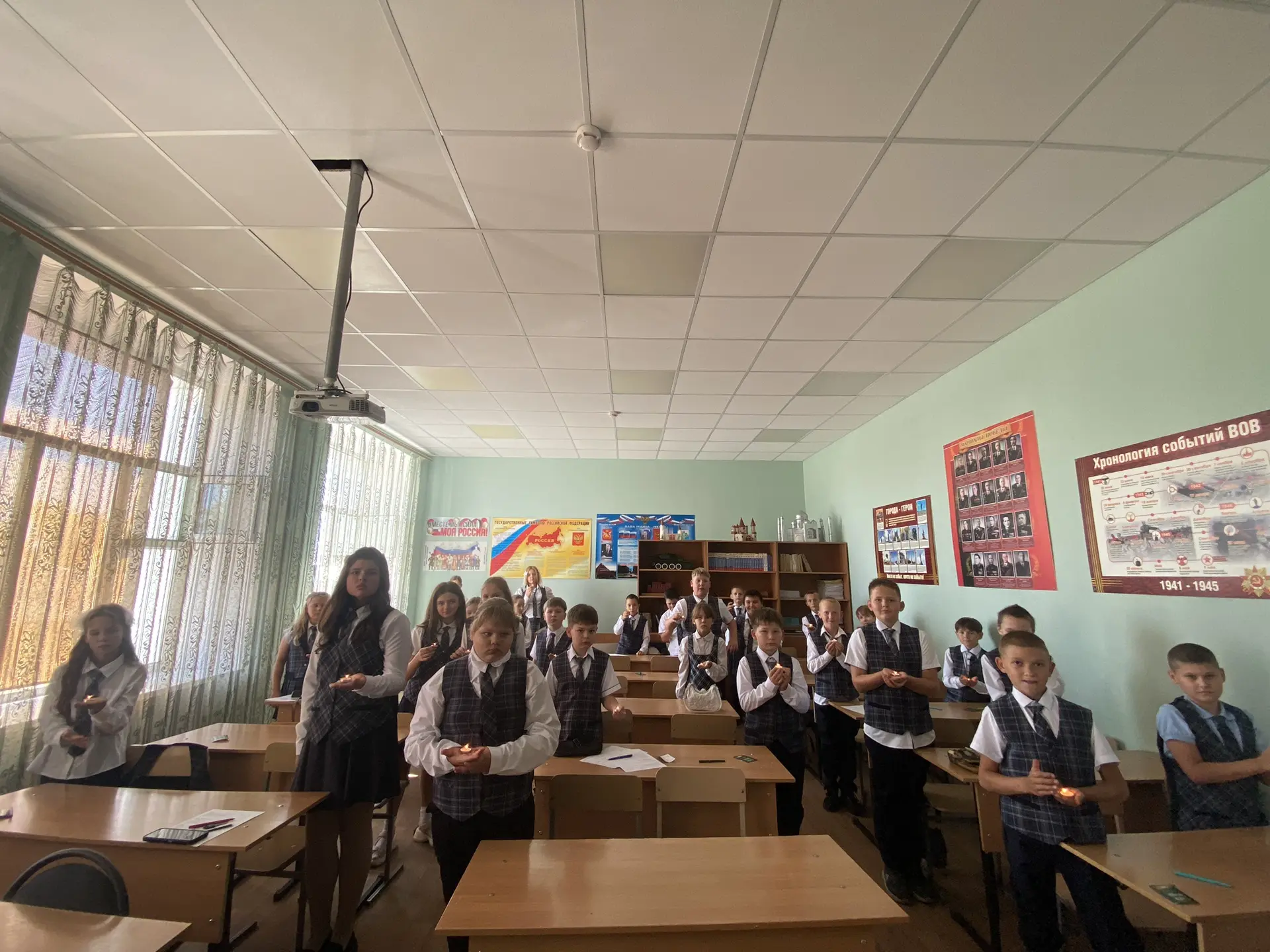 🕯️Сегодня в 5 классе прошёл классный час «Свеча памяти: вспоминаем Беслан».