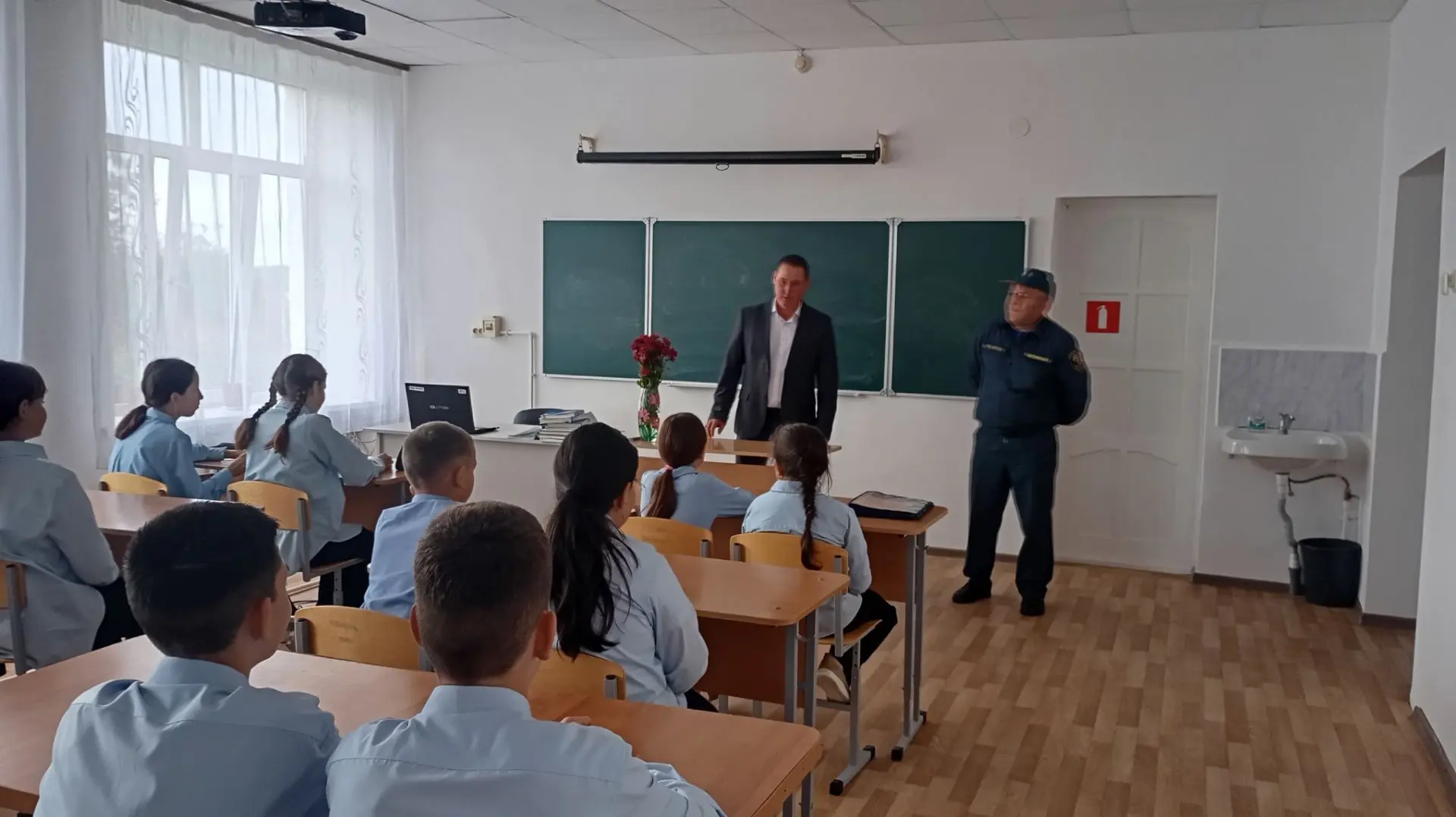 В разгар Месячника безопасности в школе прошли важные учения. Преподаватель ОБЗР Орехов...