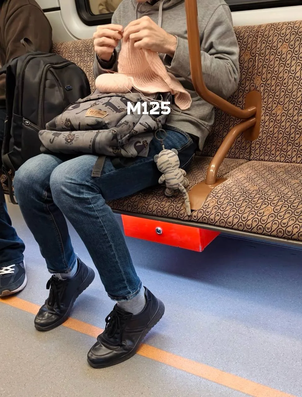 И всё же в московском метро ещё можно встретить пассажиров, которые не залипают в телефон.
