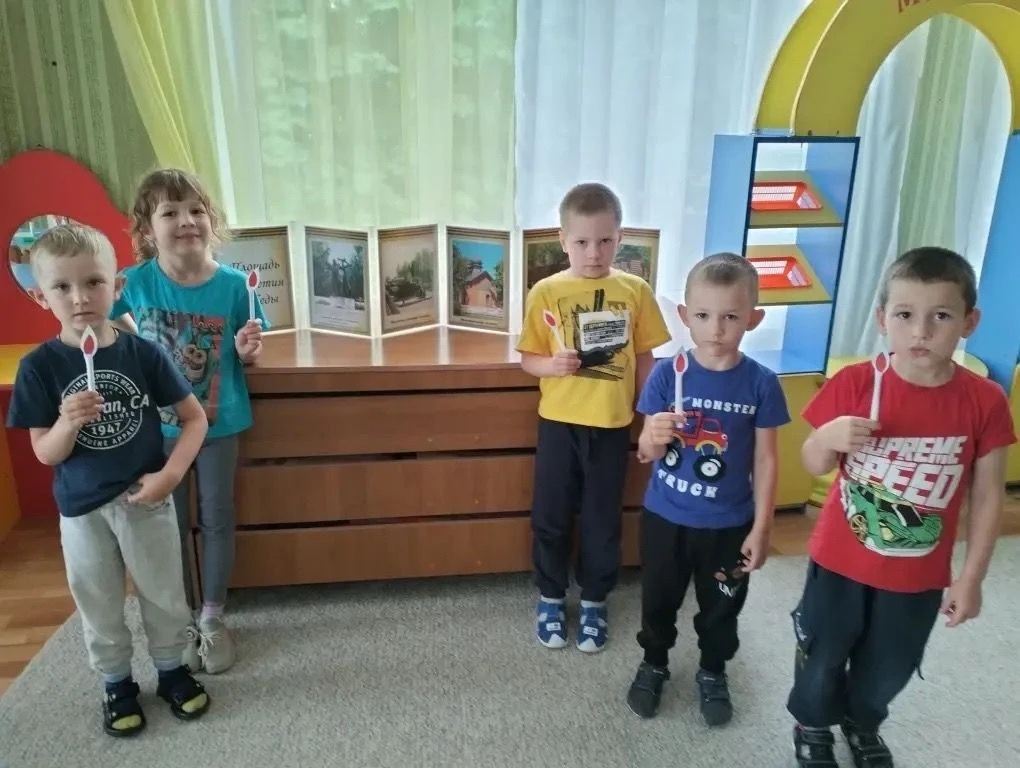 Сегодня в группе "Аистёнок" прошел познавательный час "Свеча памяти", посвященный Дню памяти и скорб