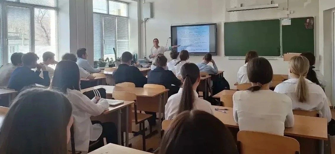 🧑‍⚕Специалисты Амурского наркологического диспансера проводят встречи со школьниками о вреде алкогол