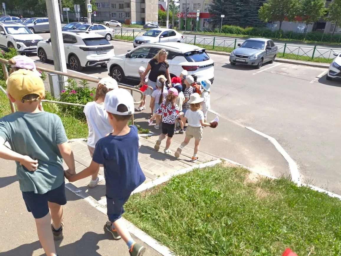 🚸 По родному краю с рюкзаком шагаю: дошкольники повторяют ПДД на практике! 🚸 
Сегодня наши юные ис