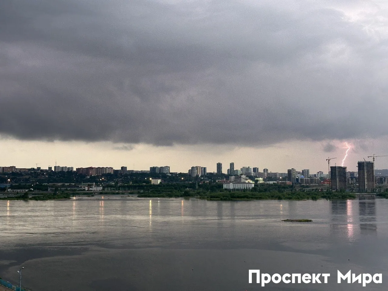 Сильные дожди и грозы накроют Красноярский край.

Непогоду обещают на сегодня в центральных и южных 