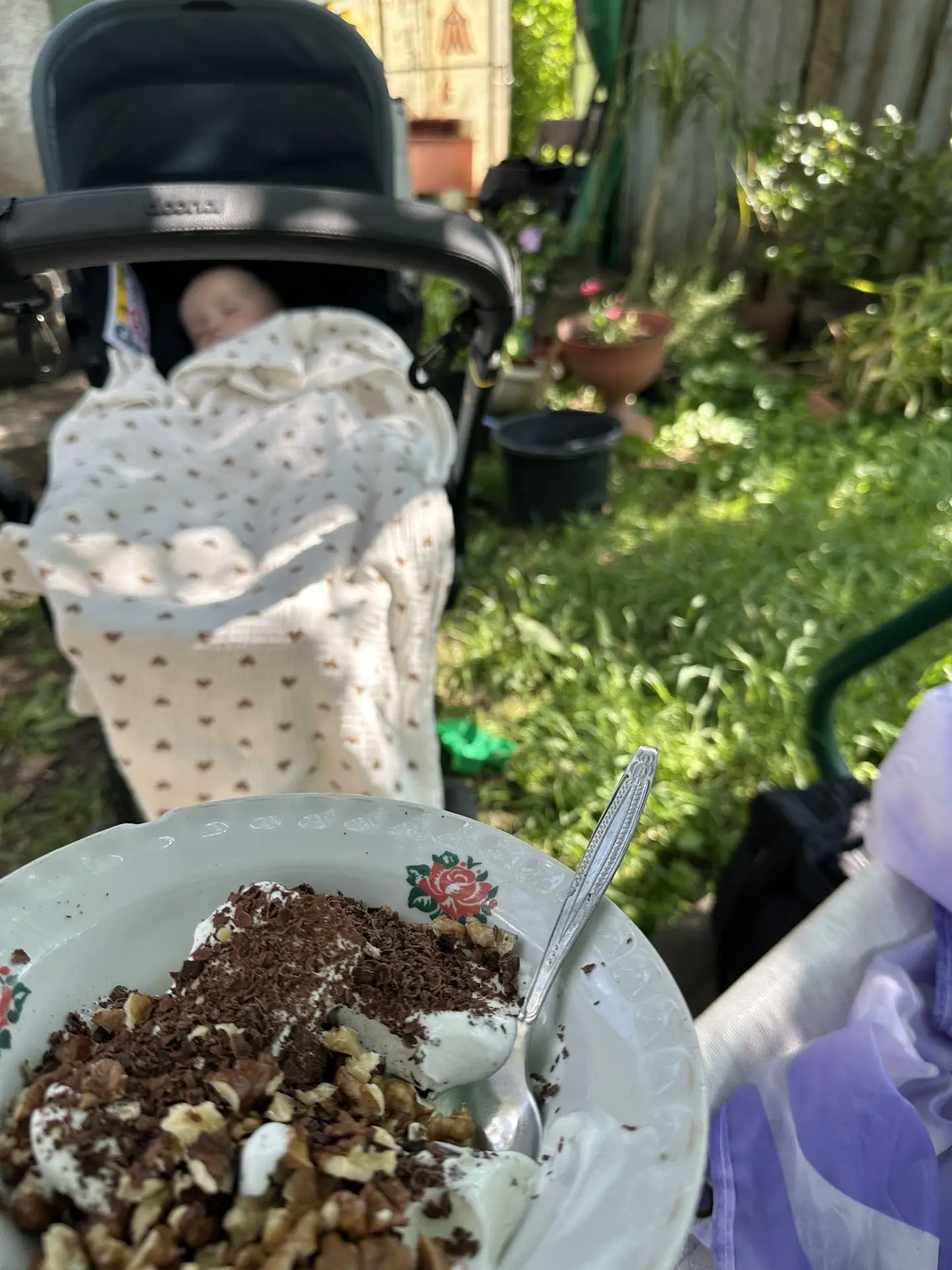 Охраняю сон самого важного человека,❤️наслаждаюсь мороженым с тертым шоколадом и грецкими орехами, п