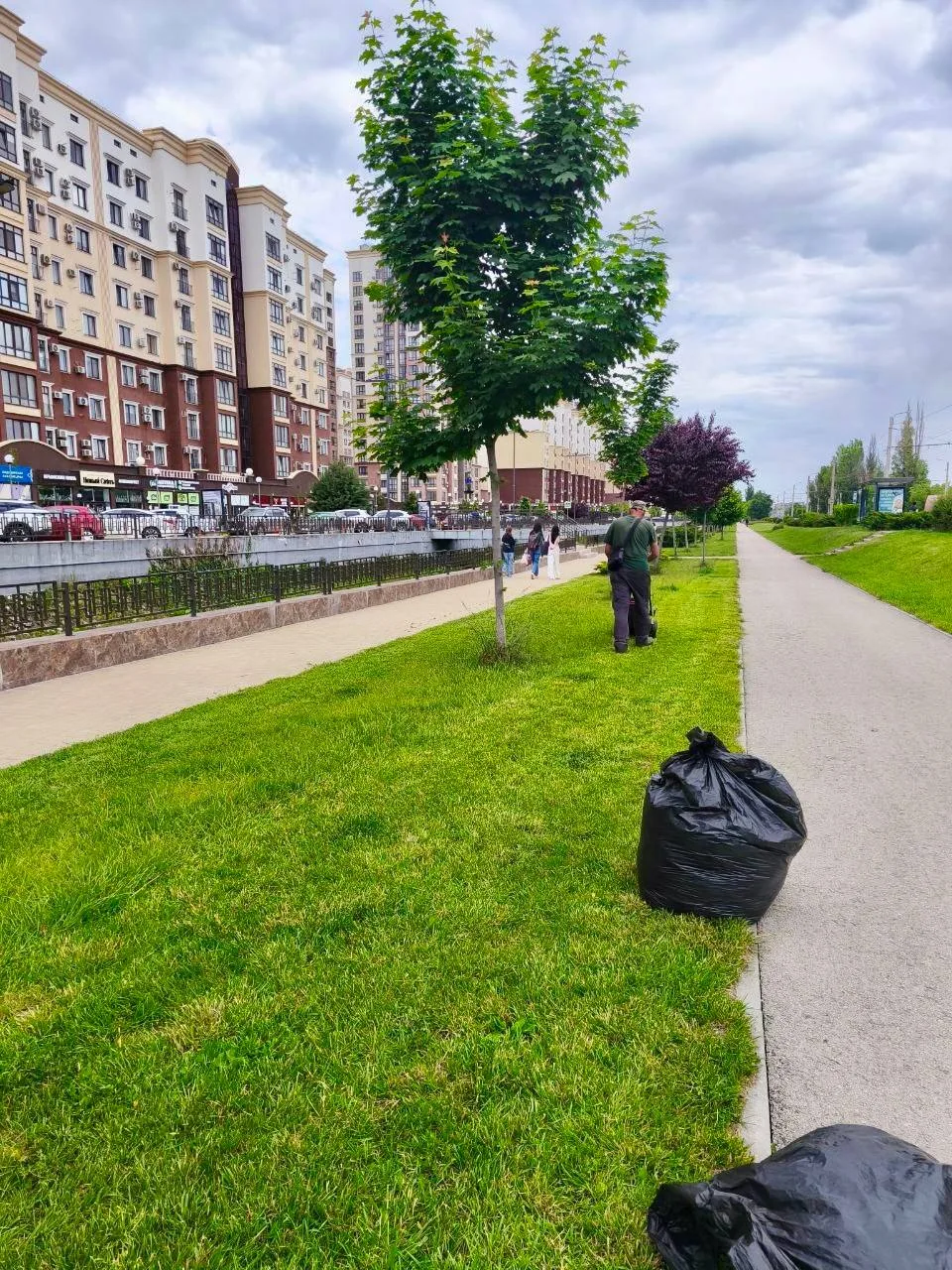 🌱 Рутина, которая создаёт уют 🌱

На прошлой неделе провели очередной покос травы во дворе и на бул