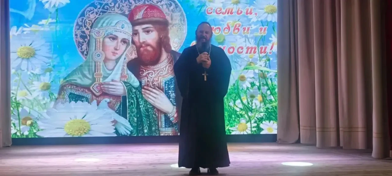 К собравшимся обратился настоятель станичного храма отец Сергий. Он говорил об  истории...