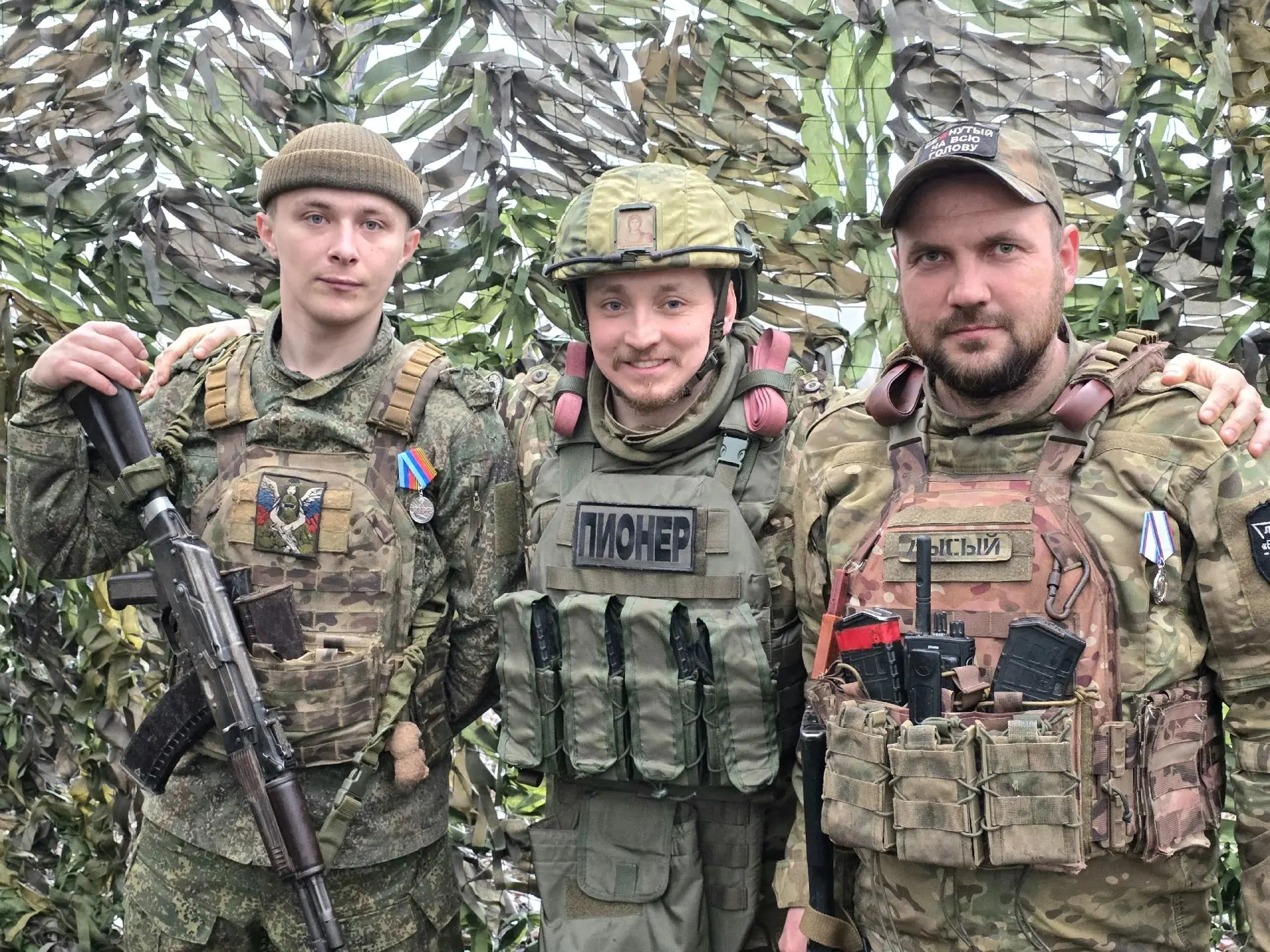 Всем привет из Донбасса!

Вручил на ЛБС государственные награды нашим ребятам. Они проявили настояще