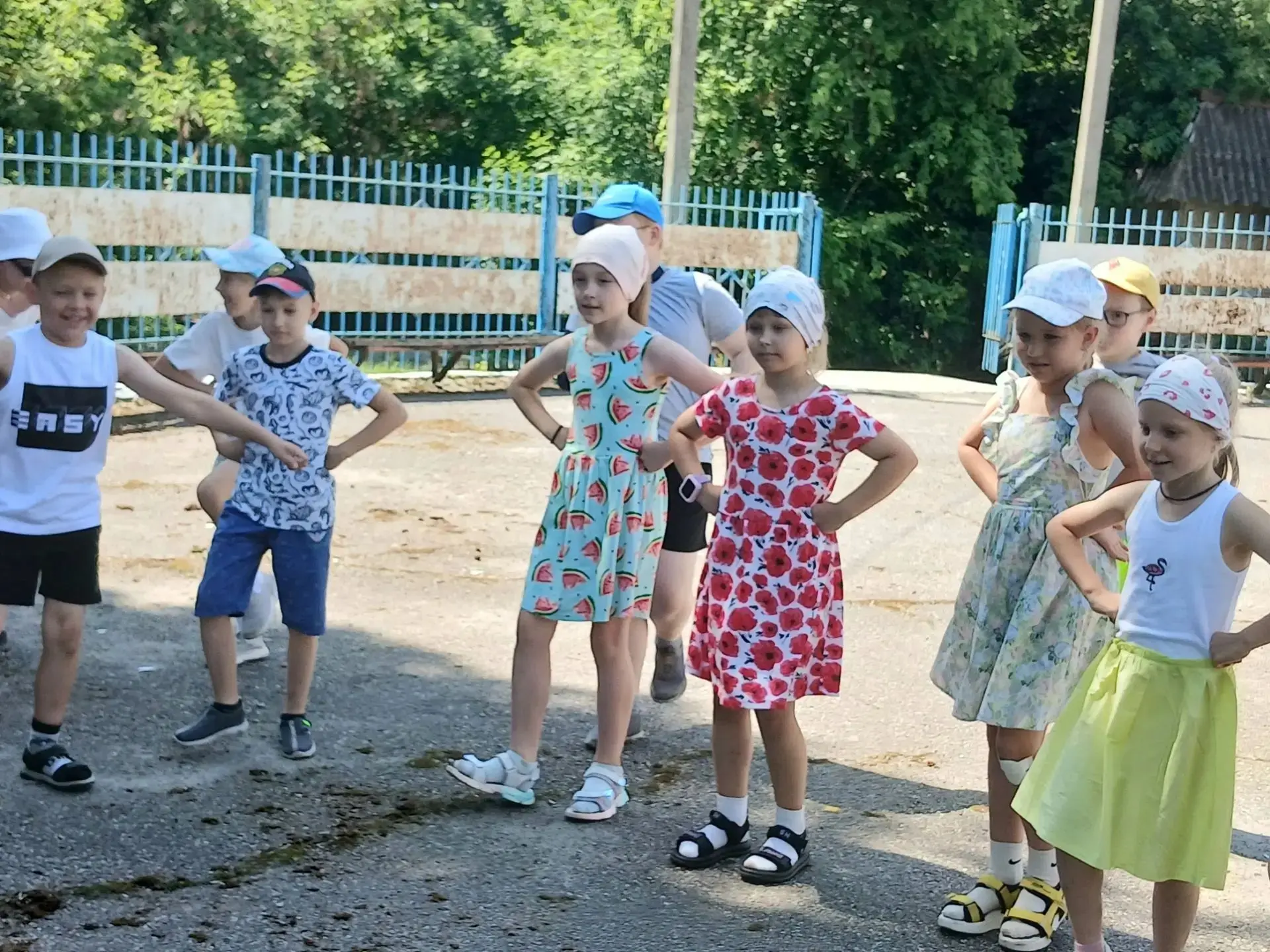 Сегодня в лагере "ДОМ" прошёл насыщенный игровой день. В городском парке дети участвовали в командны