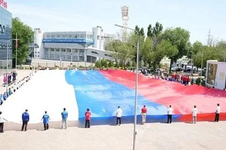 В Ростове-на-Дону развернули самый большой флаг России площадью 1500 квадратных метров.