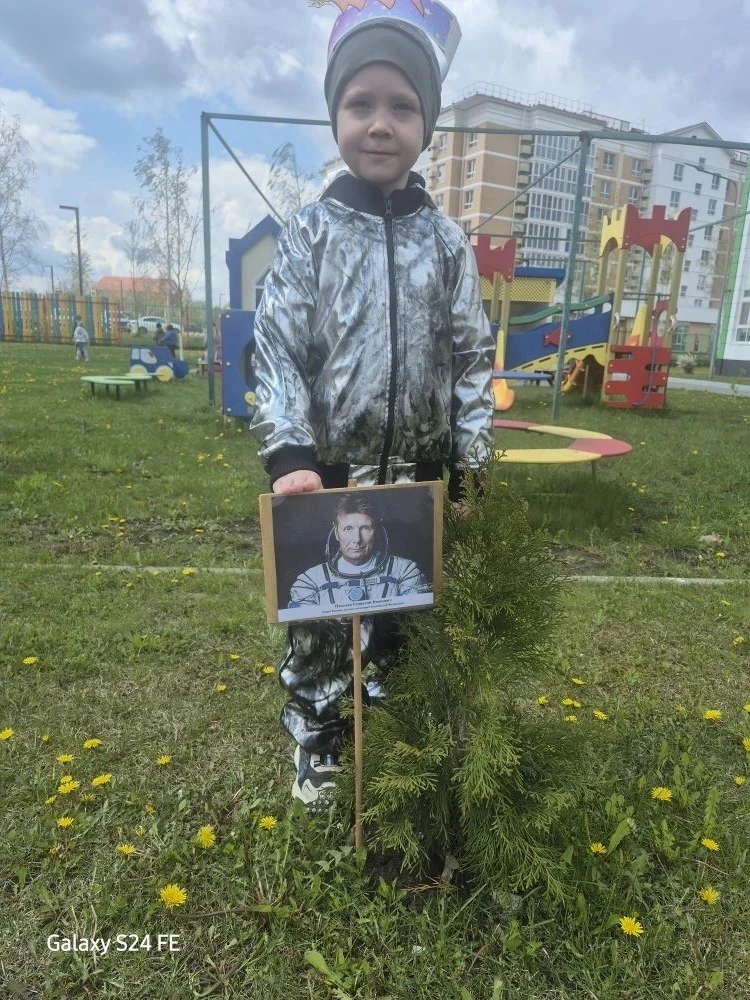 В честь 65-летнего юбилея Дня космонавтики, в нашем детском саду появилась аллея "Космонавтов". Сотр