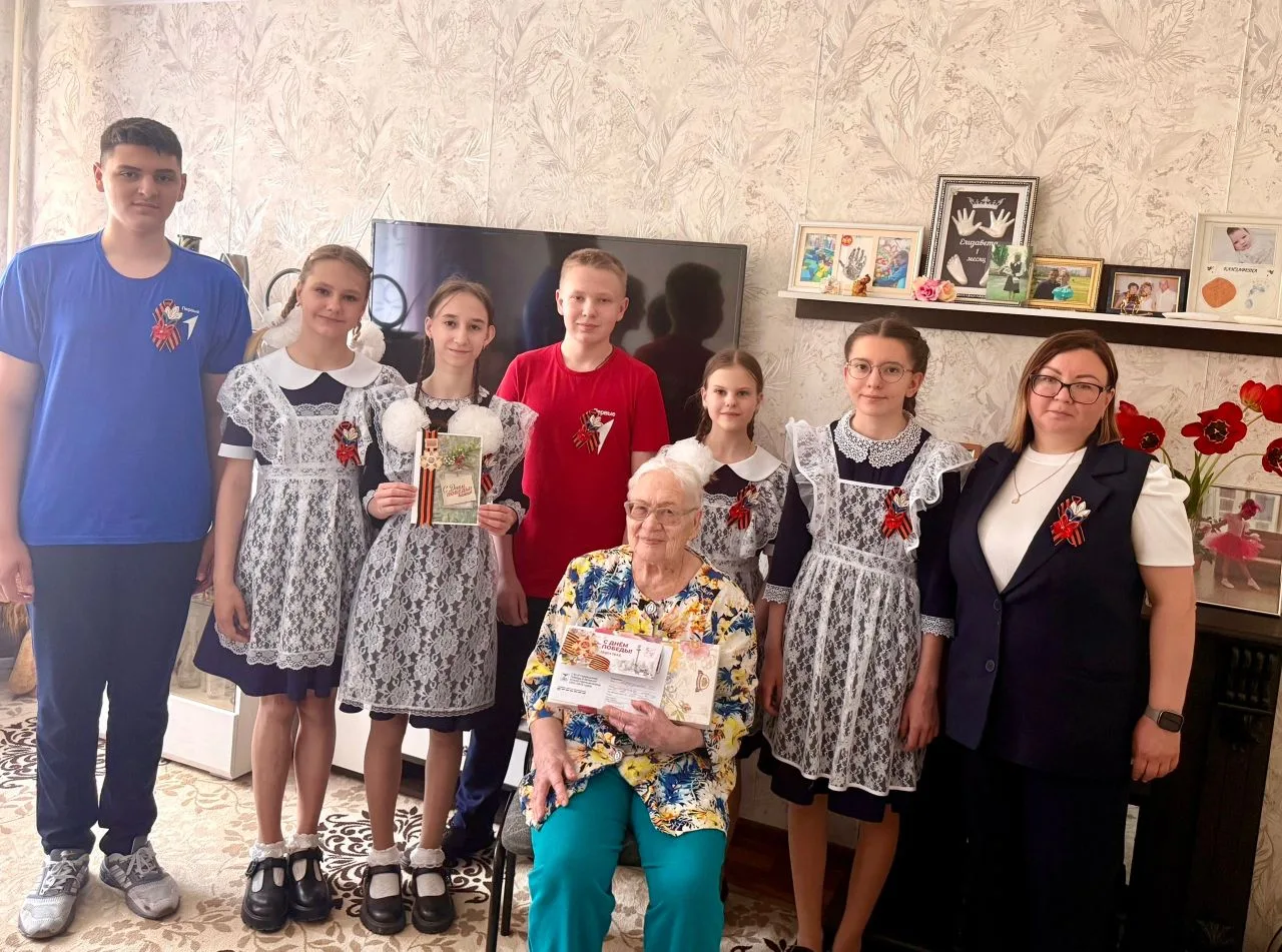 🎉Сегодня активисты «Движения Первых» и учащиеся нашей школы с особой теплотой поздравили ветерана — 