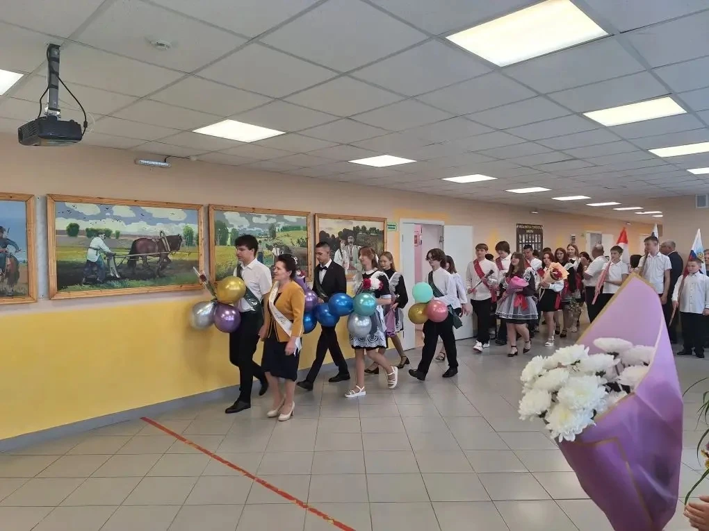 🎓 Сегодня в нашей школе прошёл замечательный праздник — Последний звонок!