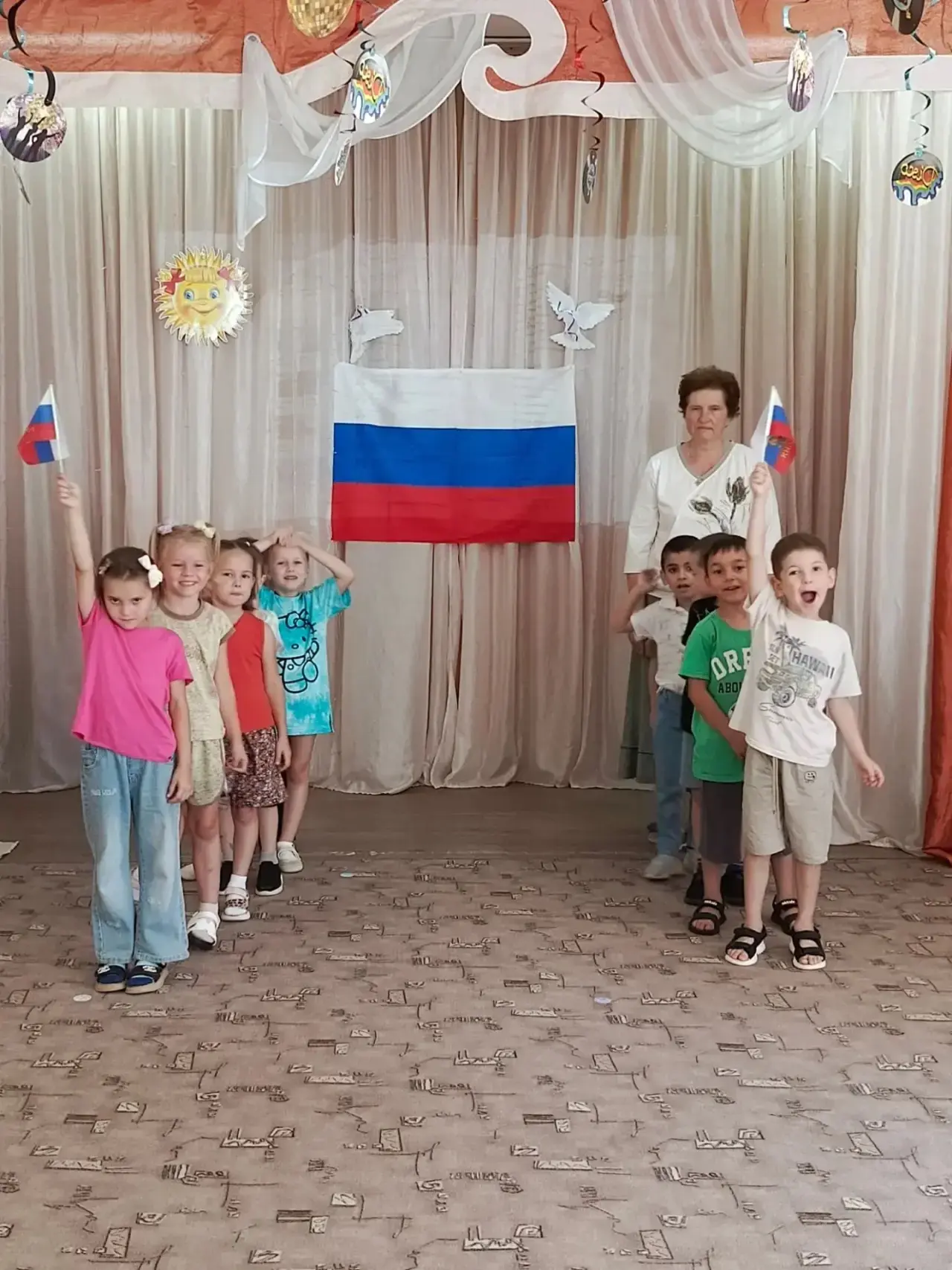 Белый, синий, красный- наш флаг прекрасный!
