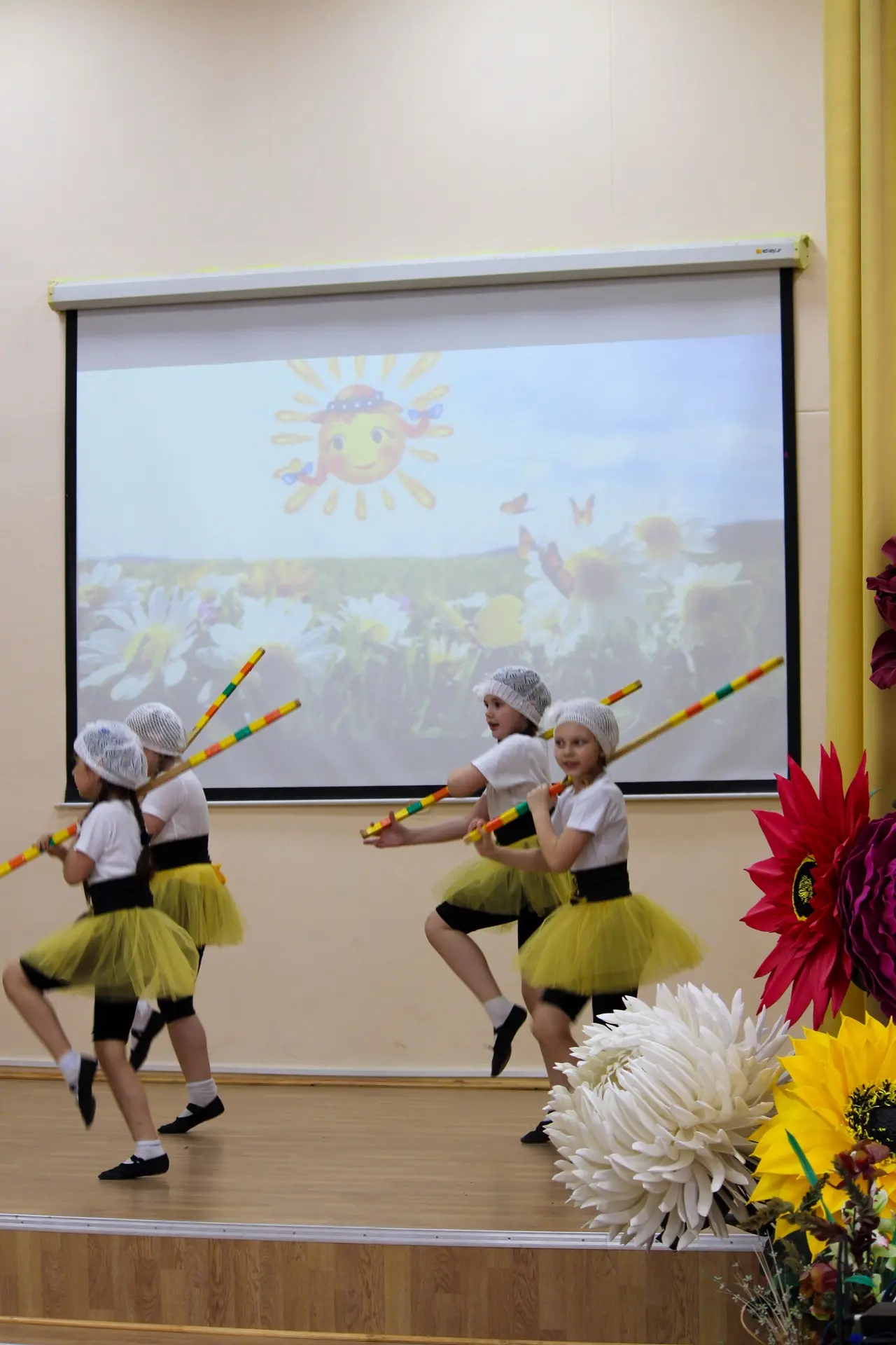 ЕЖЕГОДНЫЙ ПРАЗДНИК ТАНЦА 💃✨  В нашей школе состоялся ежегодный отчётный концерт танцевального кружка