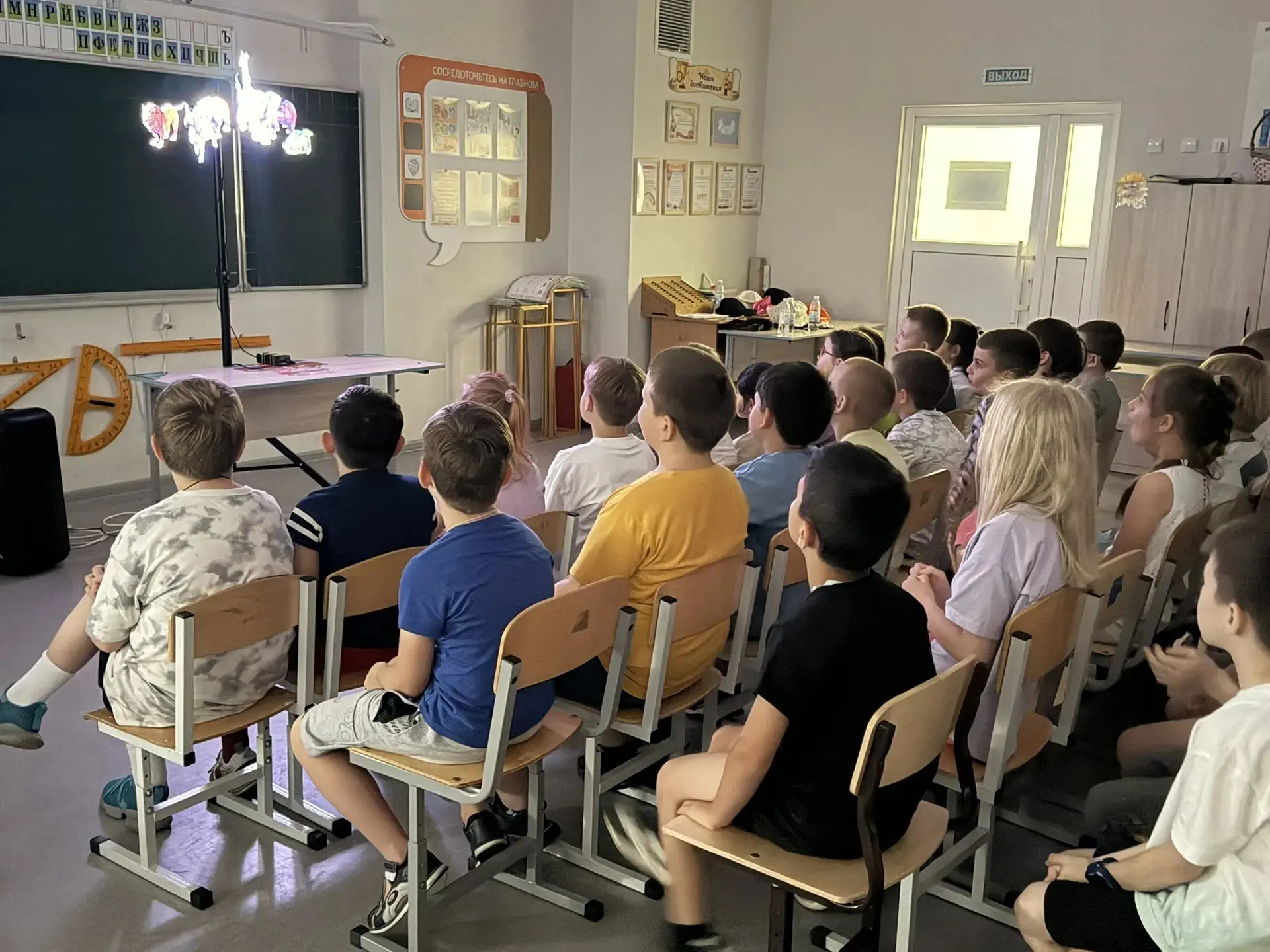 Лагерь дневного пребывания детей "Казачий хуторок" 

Сегодня ребята посмотрели 
голографический муль