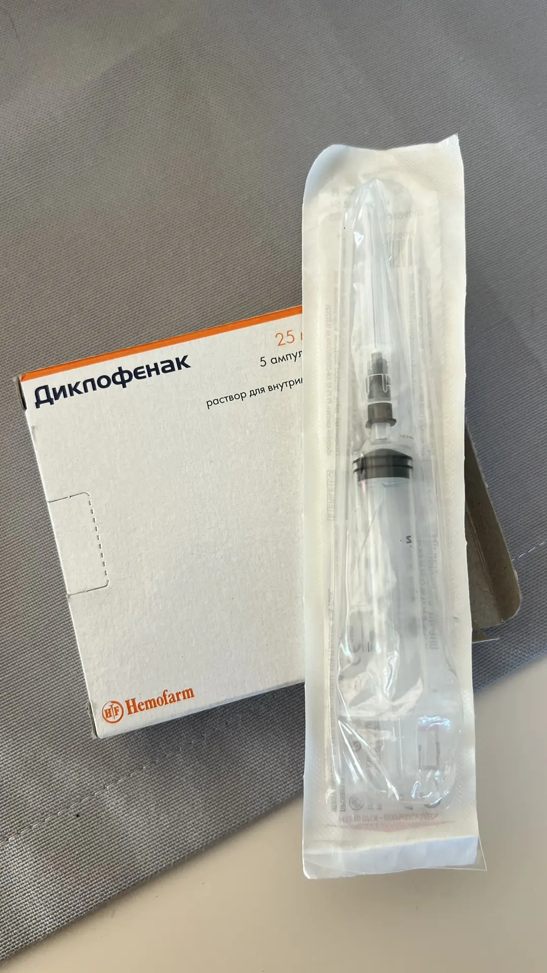 Скорая помощь в виде бабЛены-младшей прибыла. Хорошо, что рядом живёт. Можно было отлеж...