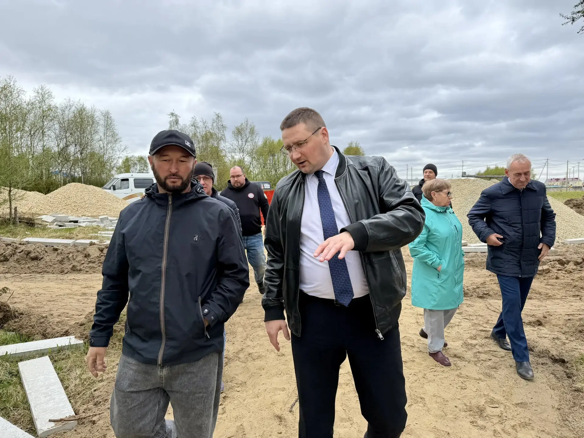 Сегодня совместно с депутатами проверили выполнение работ по благоустройству территории...