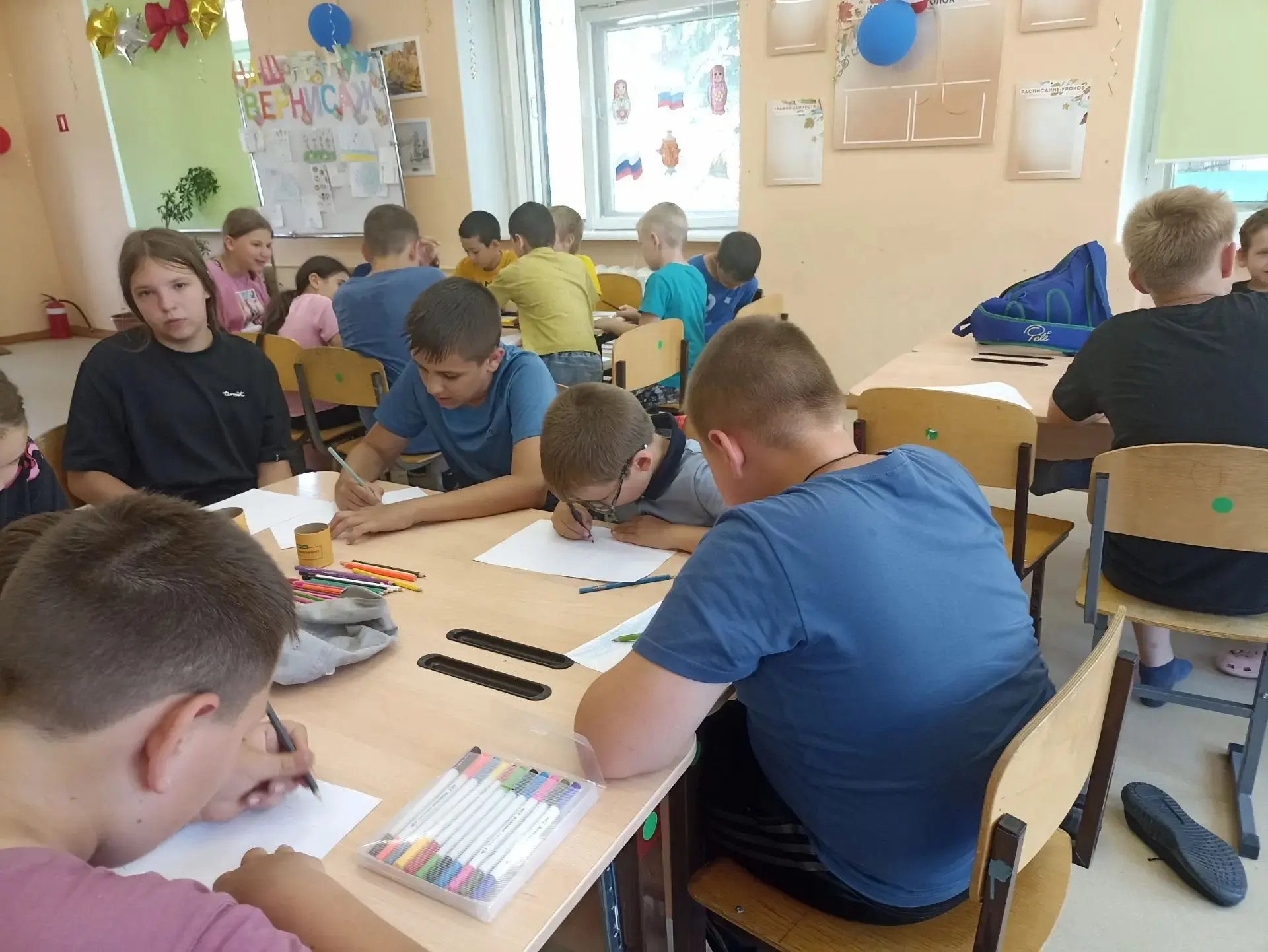 Лето на бумаге: яркие краски детского творчества!

Воспитанники пришкольного лагеря «Юный патриот» о
