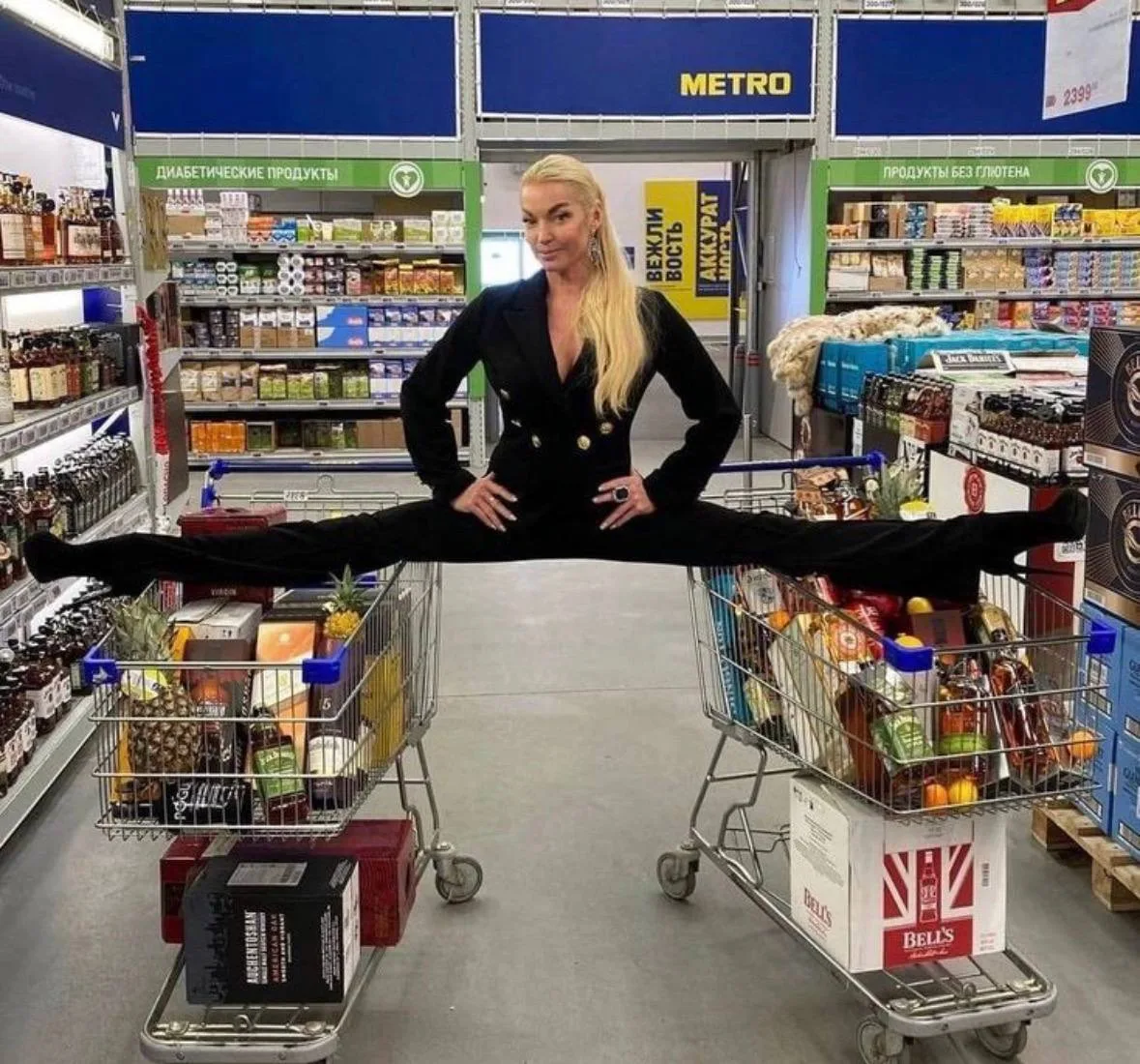 Ты ей слово, а она тебе шпагат.