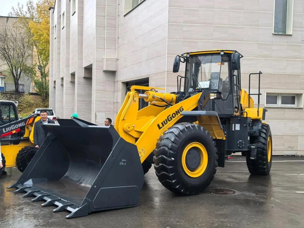 🏗 На Театральной площади Читы 7 октября открылась выставка первого строительно-промышл...