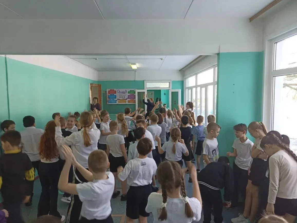 МБОУ "СОШ №1" (структурное подразделение с. Мишутино)  Физкультурные перемены в День поэзии: движени