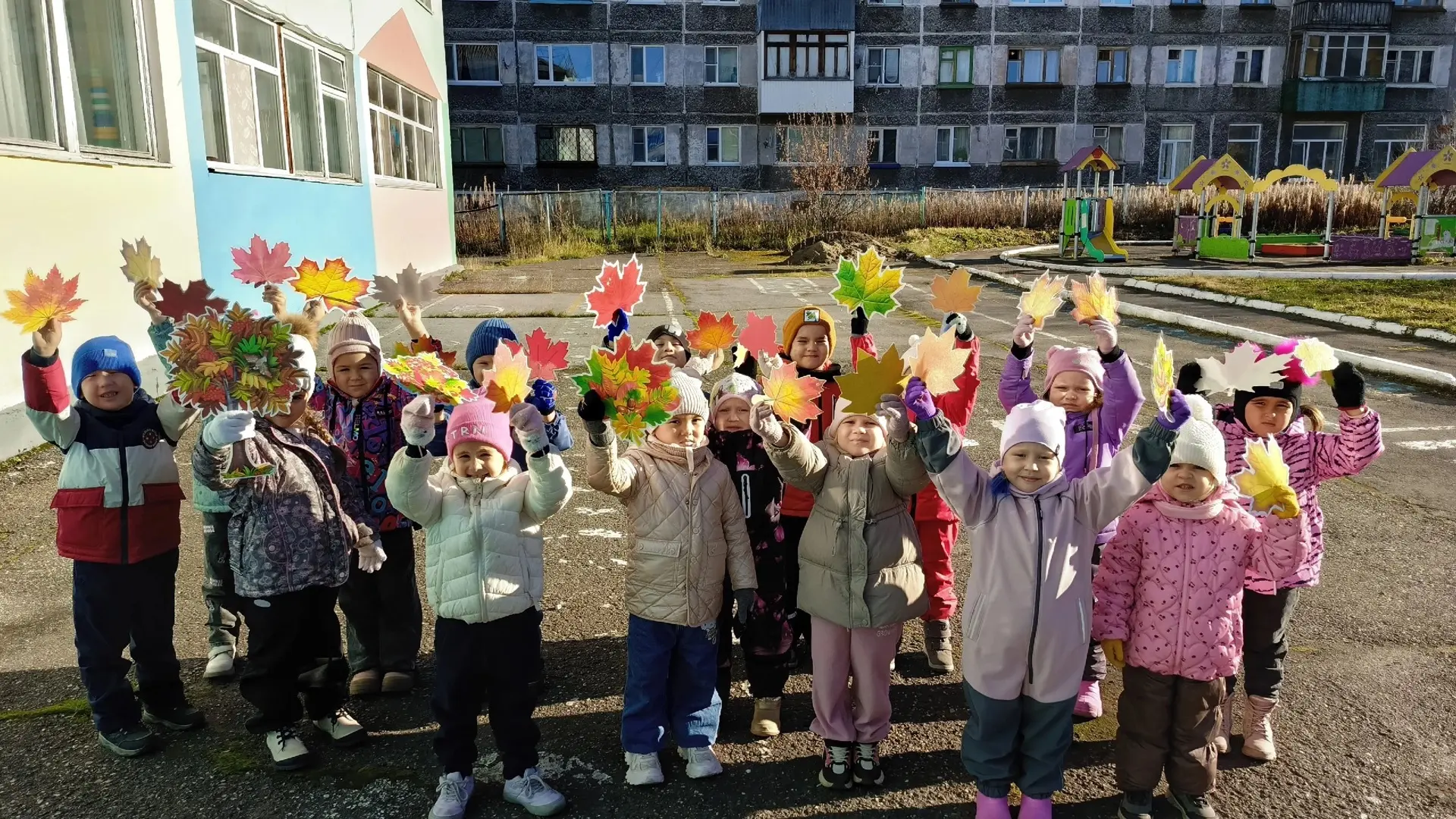 🍂🍁👫Сегодня золотая осень подарила детям чудесную прогулку!