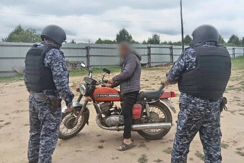 🚔 Мотоциклист попытался сбежать от росгвардейцев в Тарбагатае

В Тарбагатайском районе сотрудники Р
