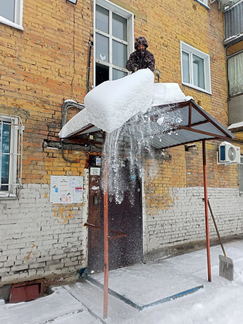 Производится уборка снега