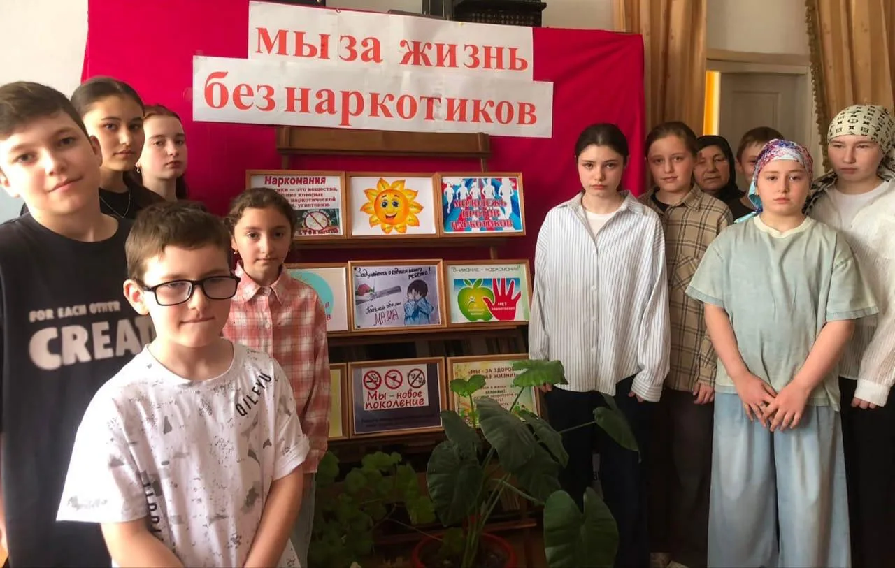 Организатор досуга Дома культуры с. Эрпели Закият Мамаева провела тематический час «Мы за жизнь без 