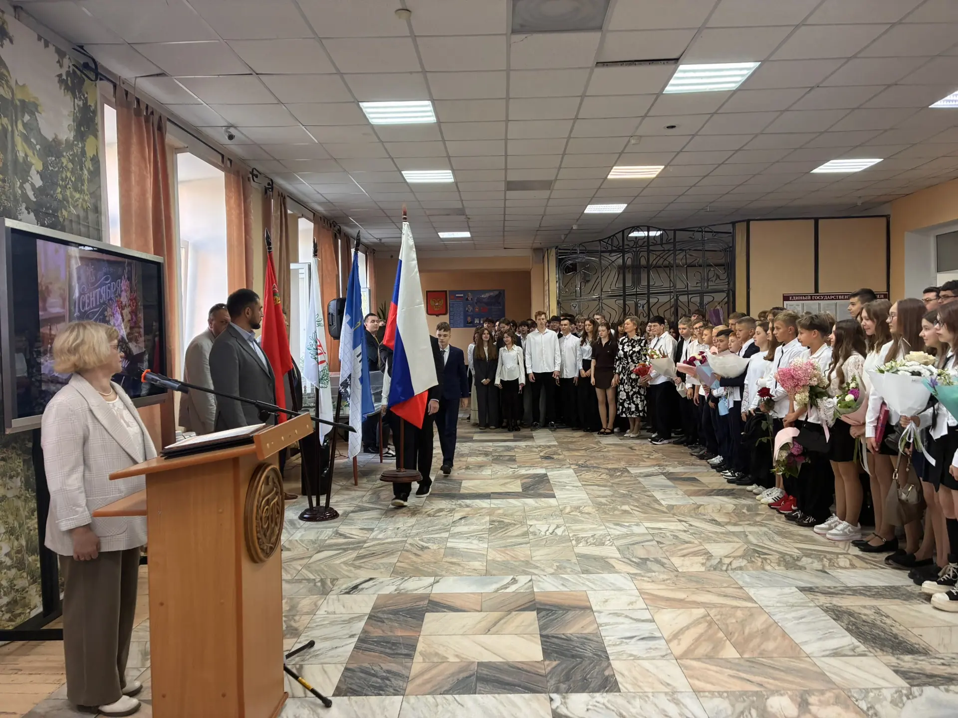 Вот и настал тот самый день, когда в коридорах снова шумно, а в воздухе витает запах но...