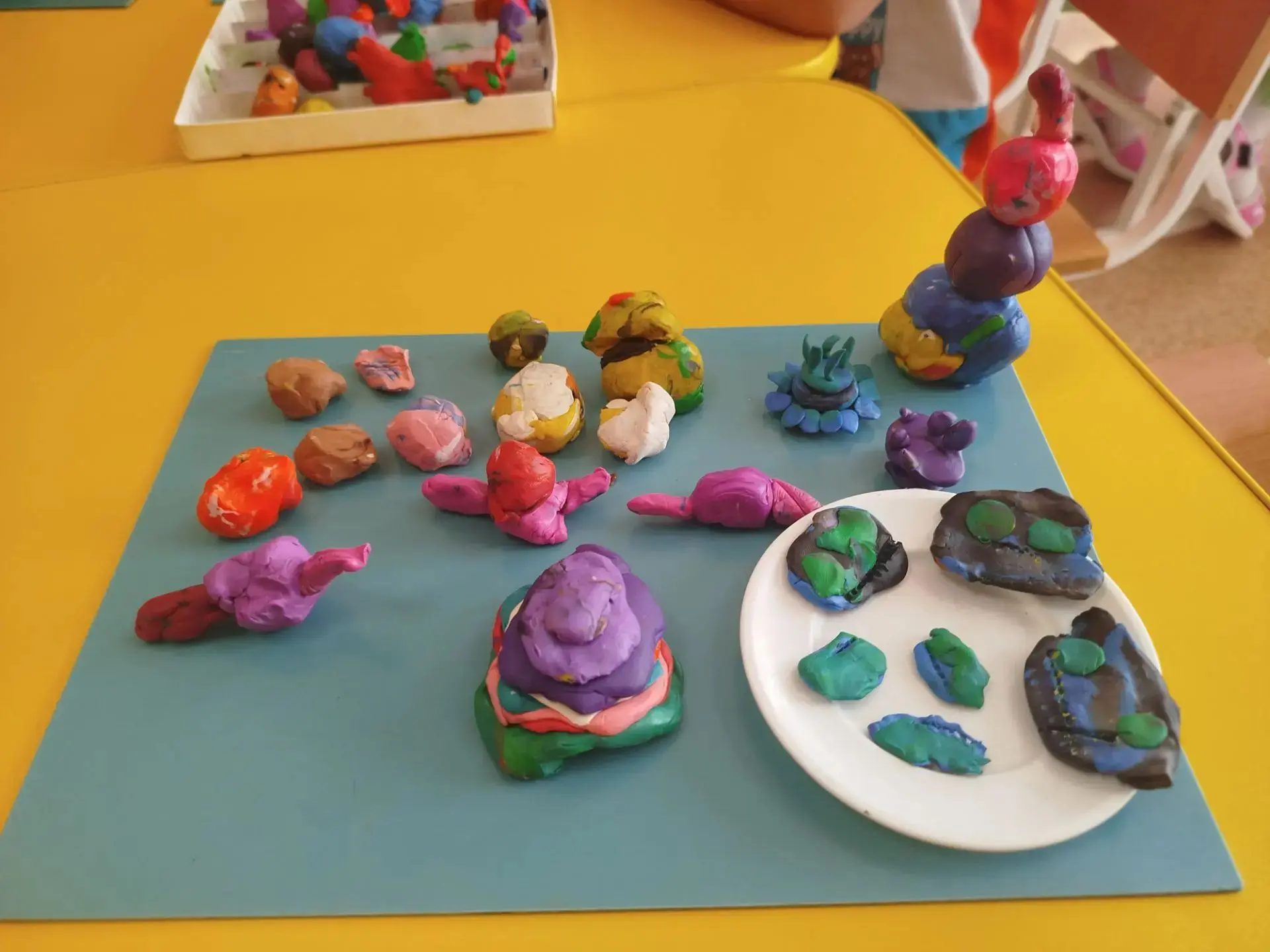 Дошкольные будни 🧩🧸

☀️В летний период продолжается знакомство детей с различными профессиями. Сег