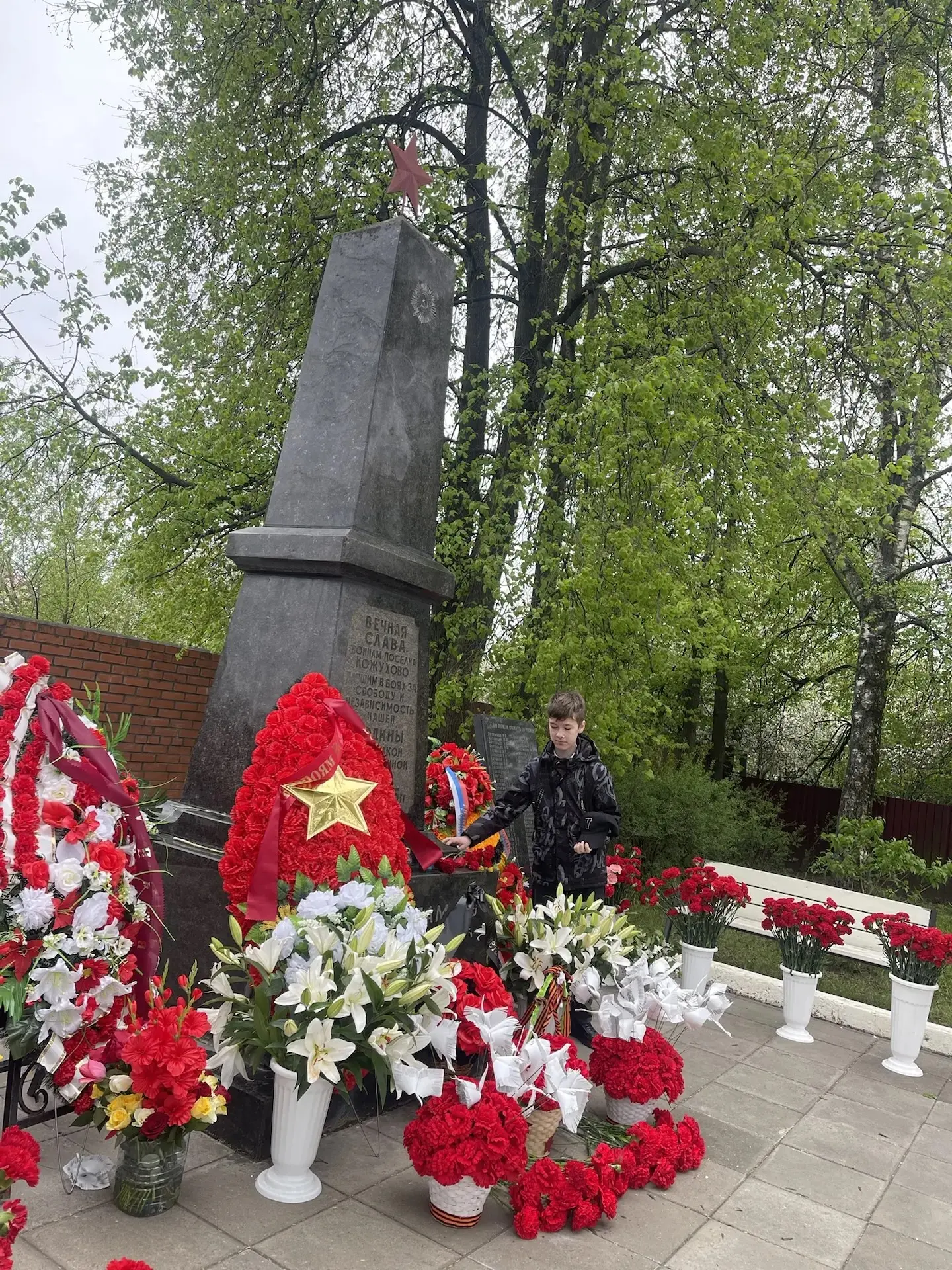 Помним и чтим подвиг героев  В День Победы активисты 6 «Р» класса вместе с классным руководителем Св
