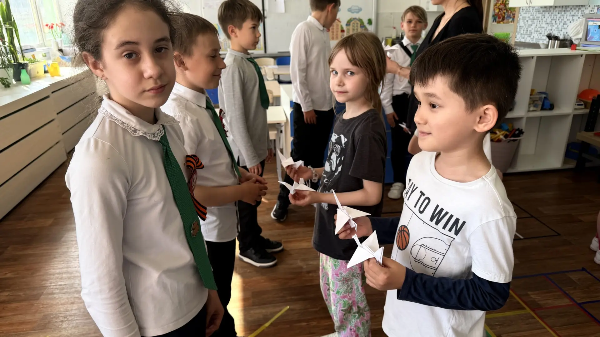 🕊️ Журавли Победы: память, которая объединяет поколения 🕊️  Сегодня ученики 4 «А» класса, участники 