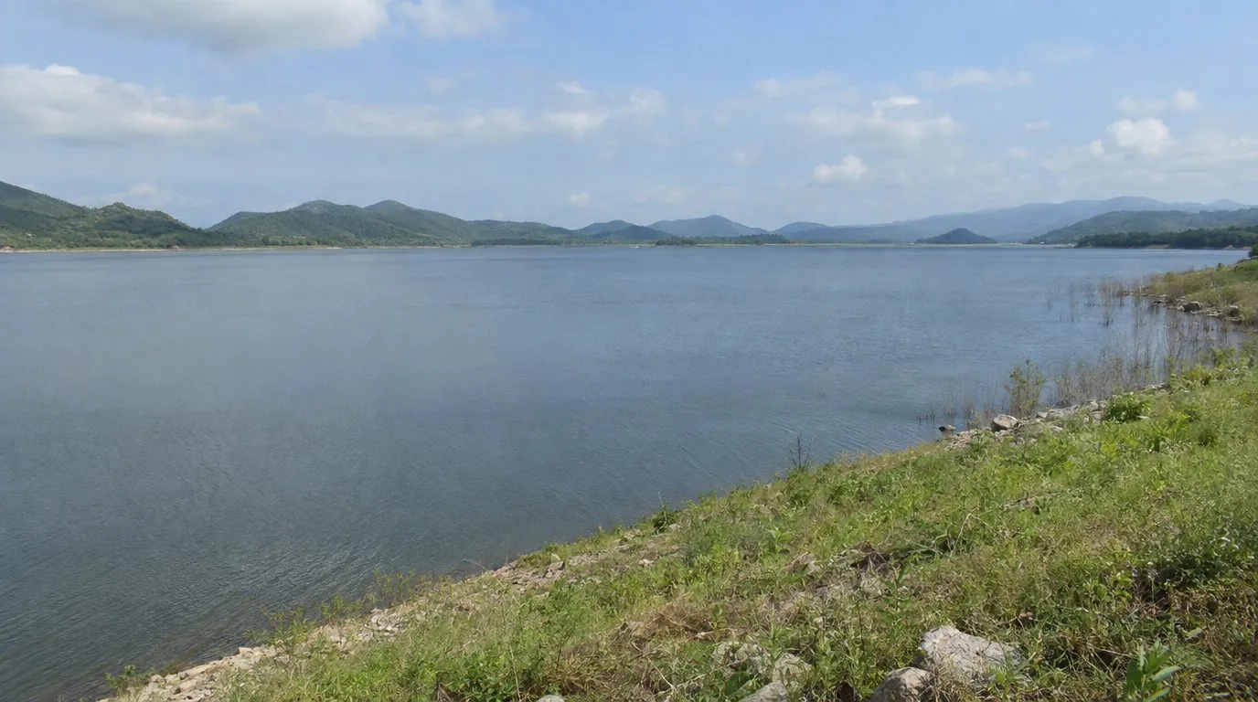 Водохранилище в Чонбури готовится к сбросу воды: власти освобождают место для новых ливней