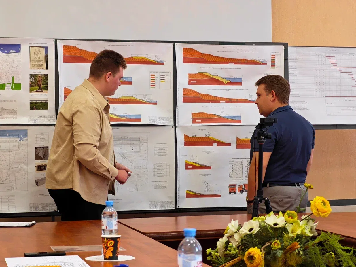Принимаем новую волну профессиональной элиты

🎓 Сегодня на защиту выпускных квалификационных работ 