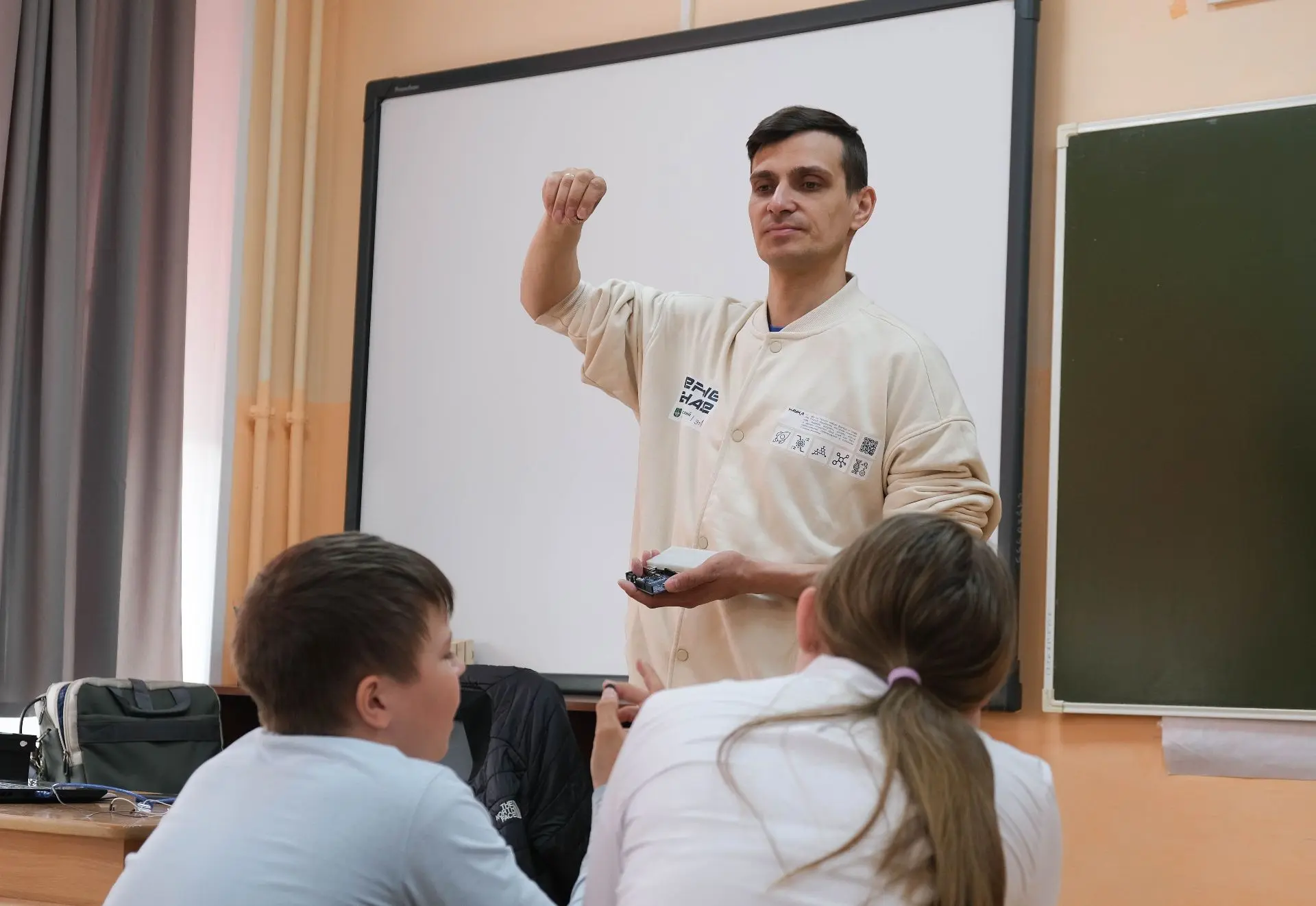 🚐 «Мобильный Кванториум» знакомит школьников с технологиями  Наставники мобильного технопарка продол