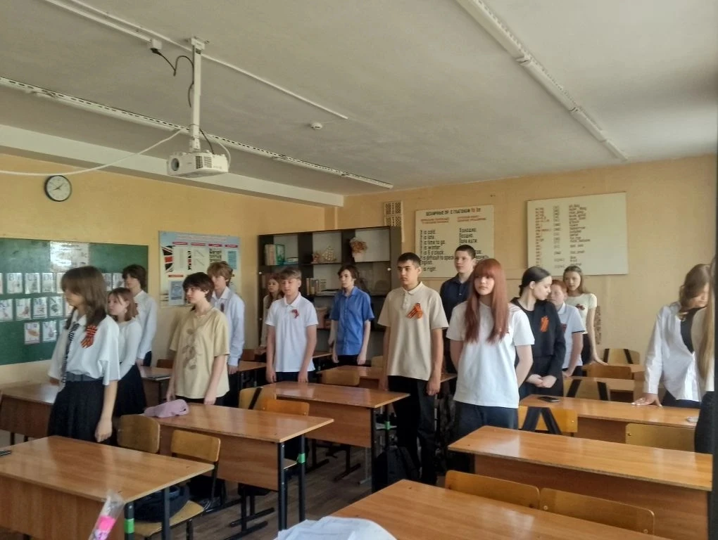 Сегодня в нашей школе прошла акция «Минута молчания», посвящённая Дню Победы. 🕊️  Текст по громкогов