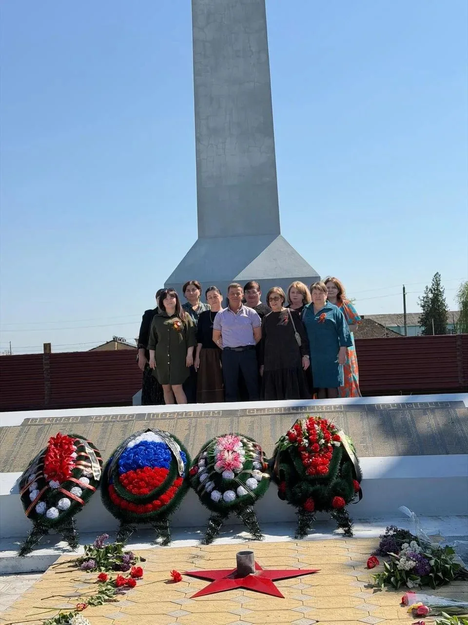 9 мая педагоги нашей школы с глубоким уважением и благодарностью возложили цветы и венок к памятнику